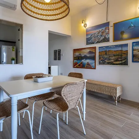 فندق مبيت وإفطار Coastal Charm Vacation 3*